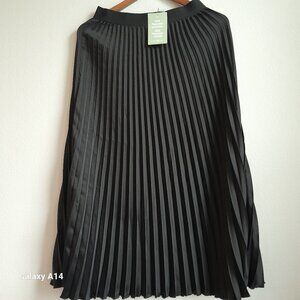 H&M Black pleated skirt
